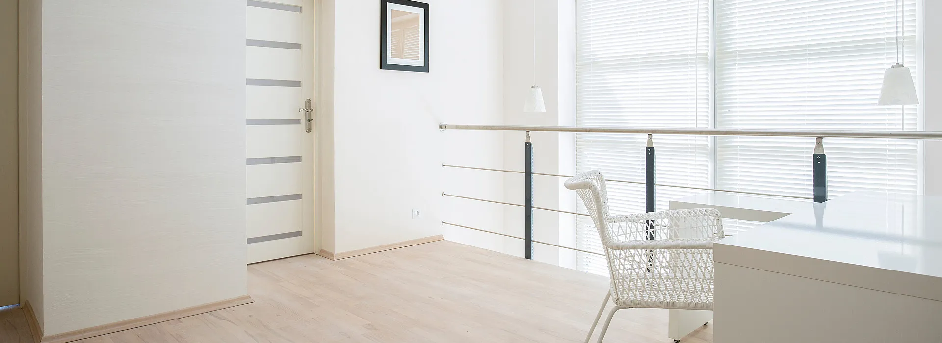 Licht interieur met afgewerkte wanden, vloer en binnendeur